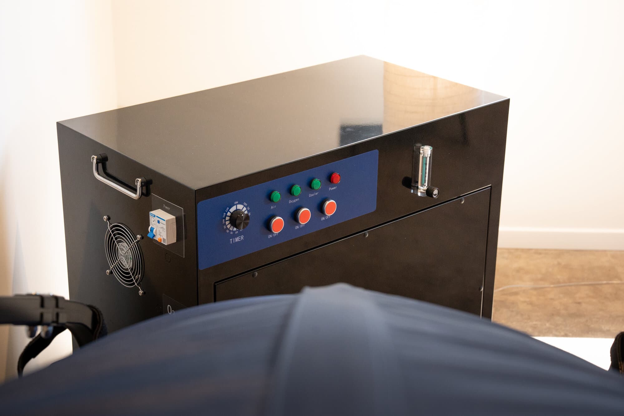 Hyperbaric chamber compressor control panel Hyperbaric chamber compressor control panel with medical-grade controls