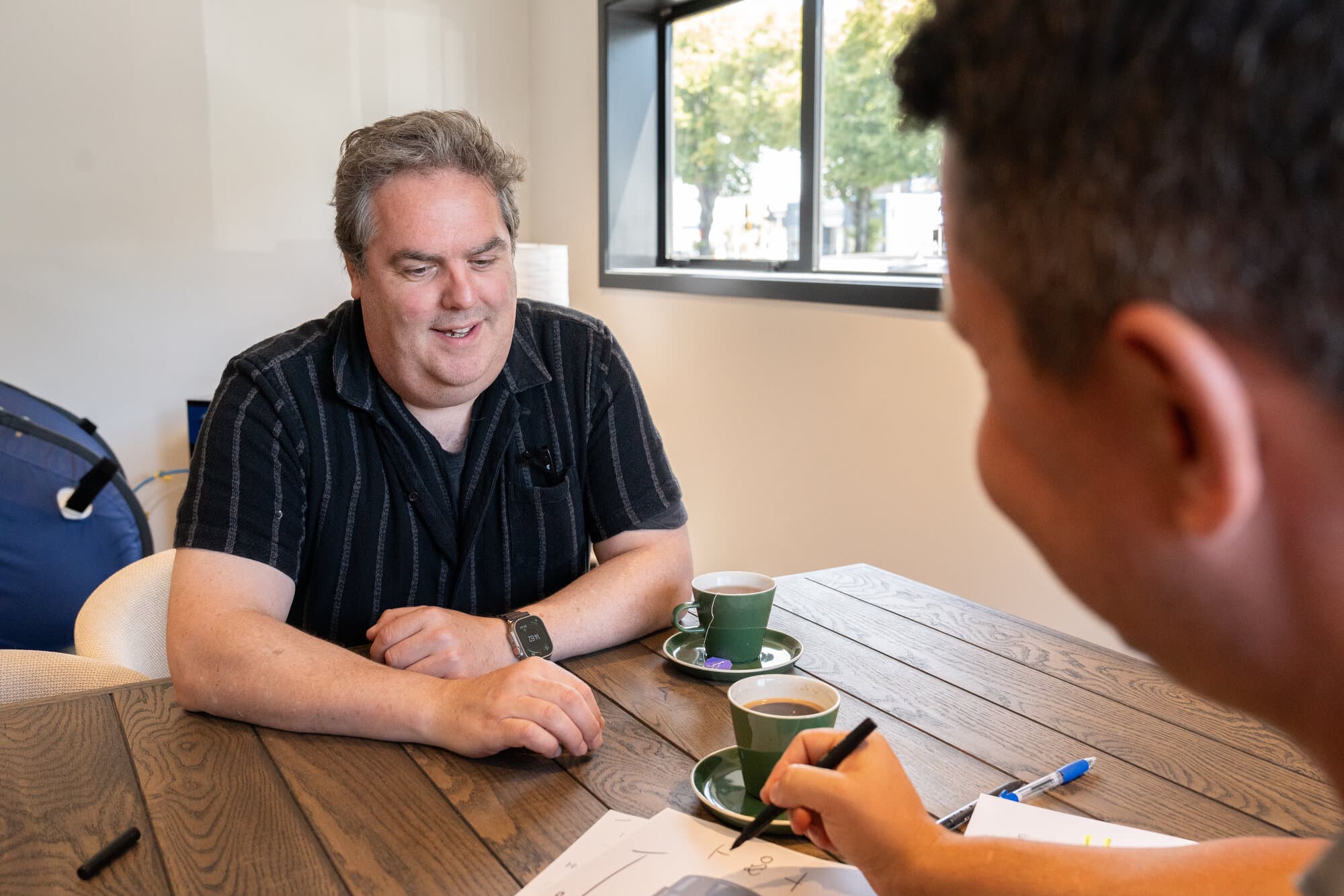 Friendly consultation over coffee at the Hyperbaric office